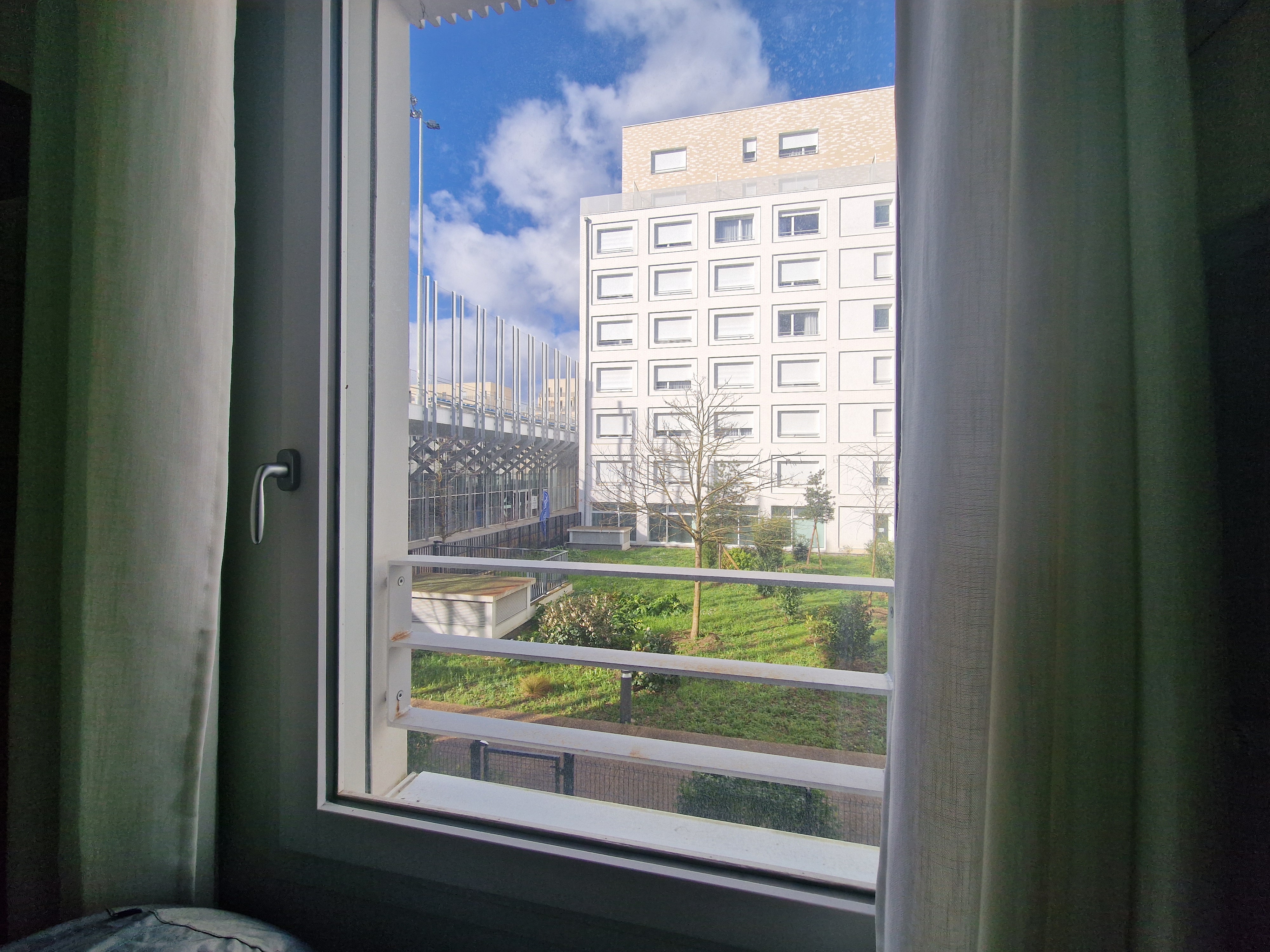Vue sur le jardin depuis la chambre de l'étage avec lit superposé