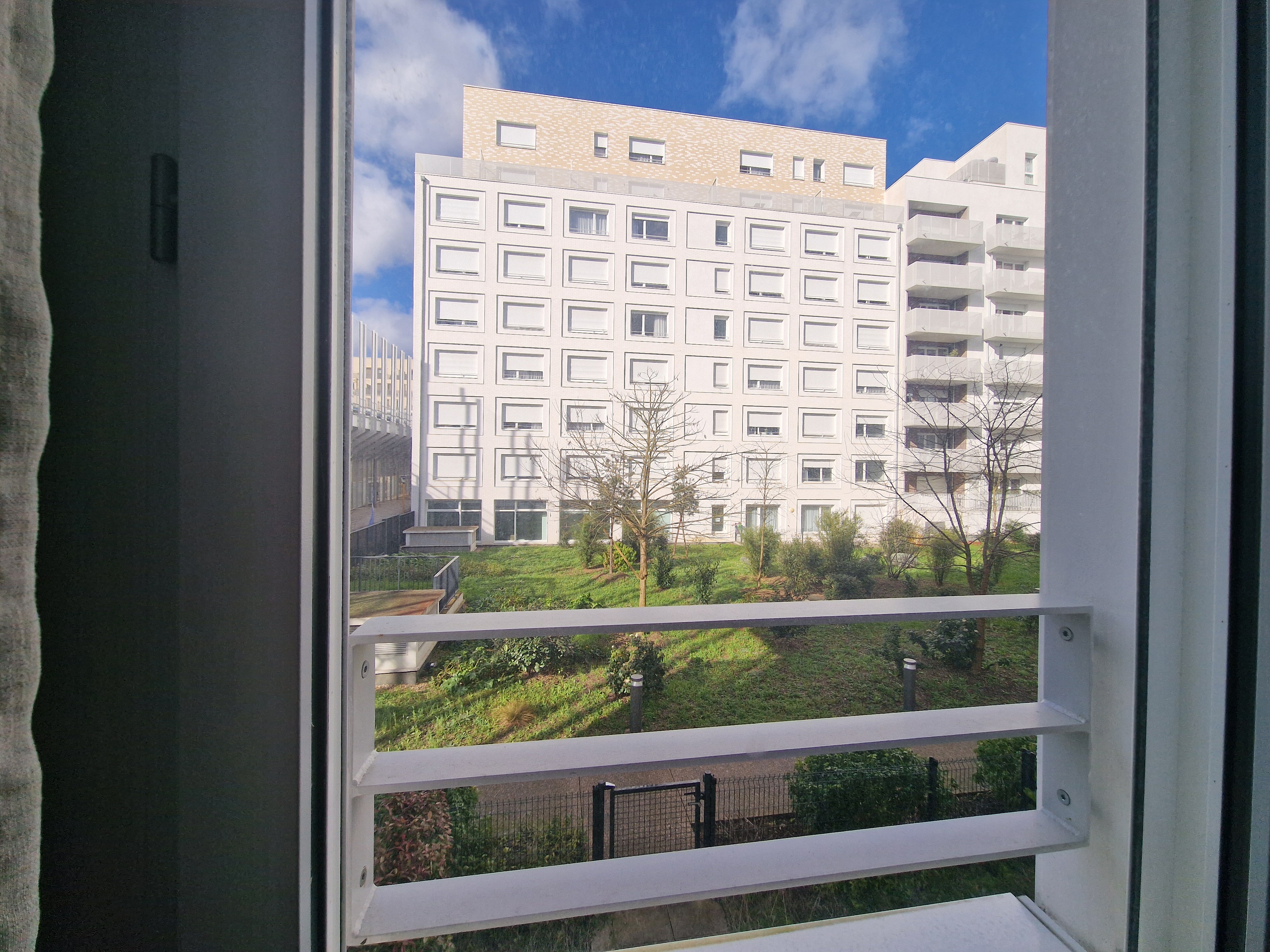 Vue sur le jardin depuis la chambre principale de l'étage