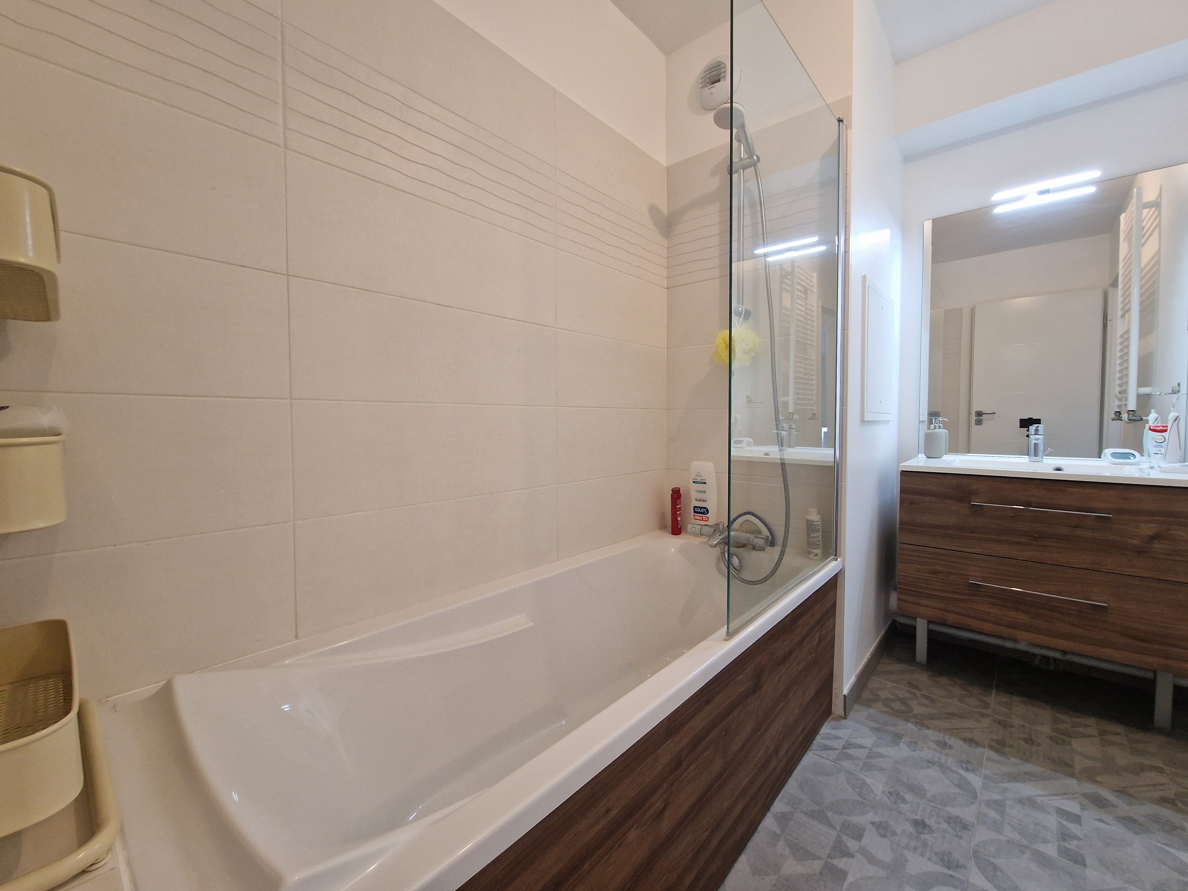  Salle de bain avec baignoire de l'étage