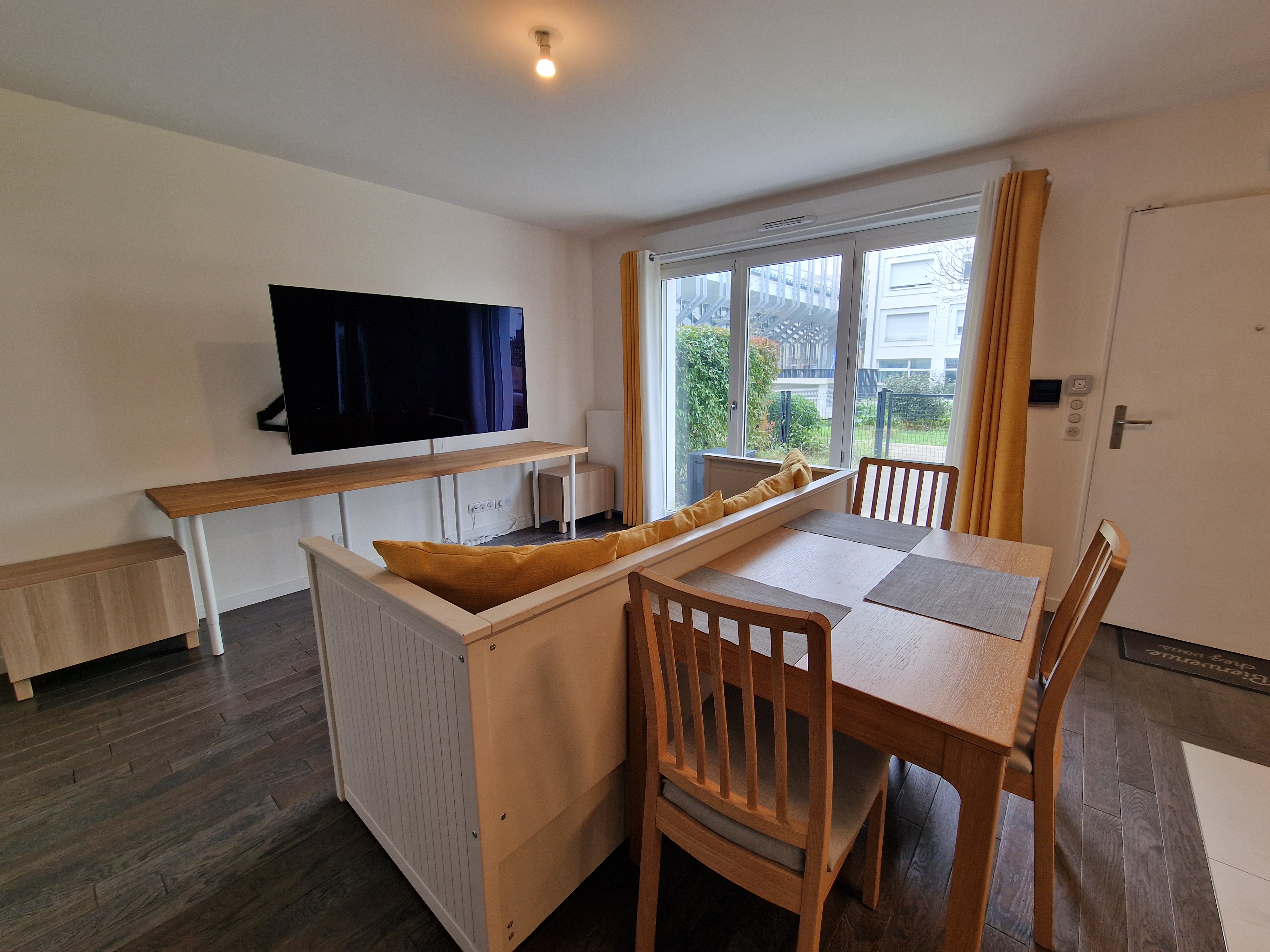 Séjour lumineux avec accès direct à la terrasse et au jardin